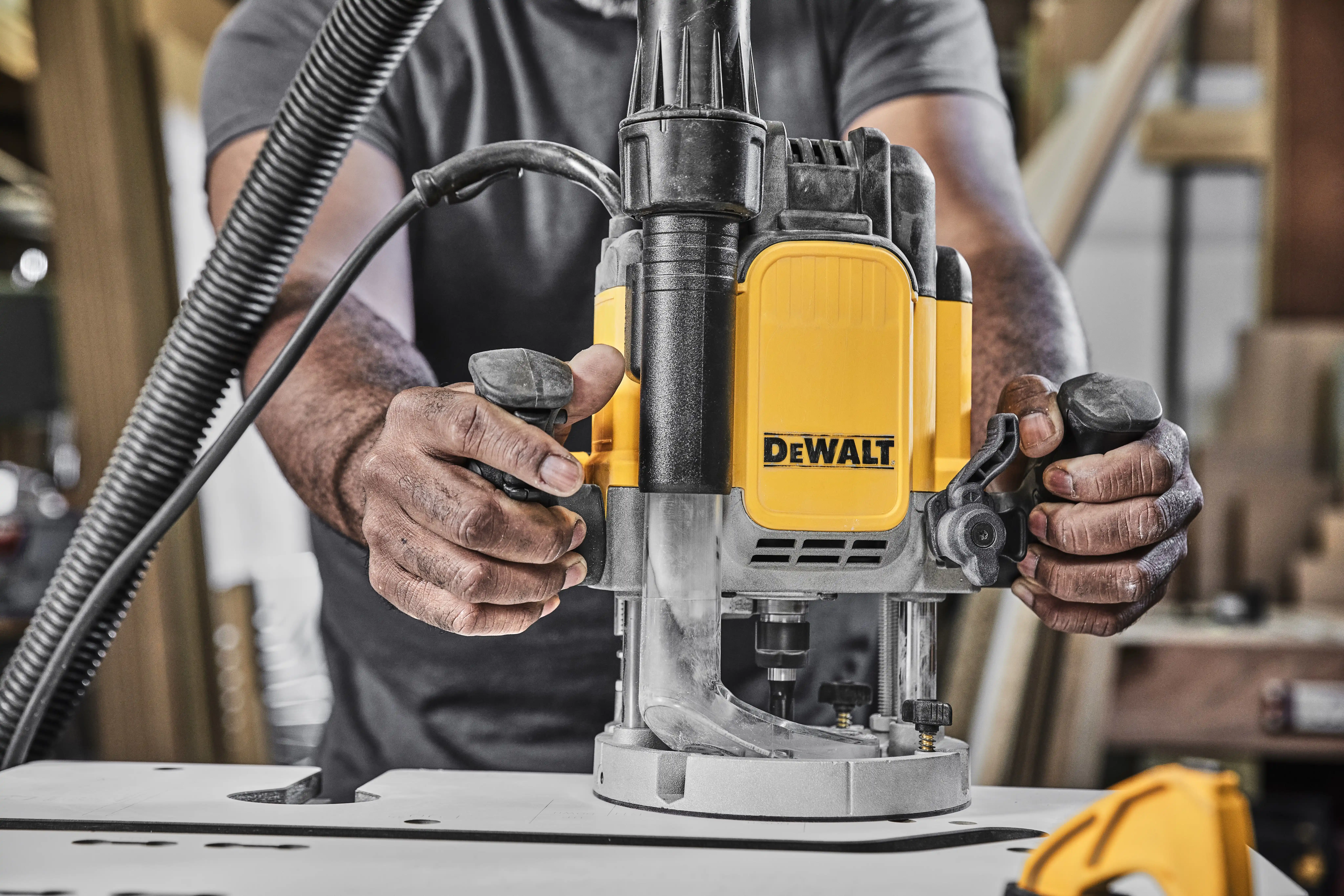 Фрезер двуручный DeWALT DWE625KT