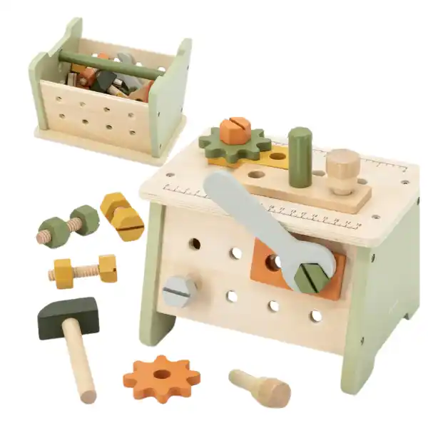 Деревянный верстак с инструментами