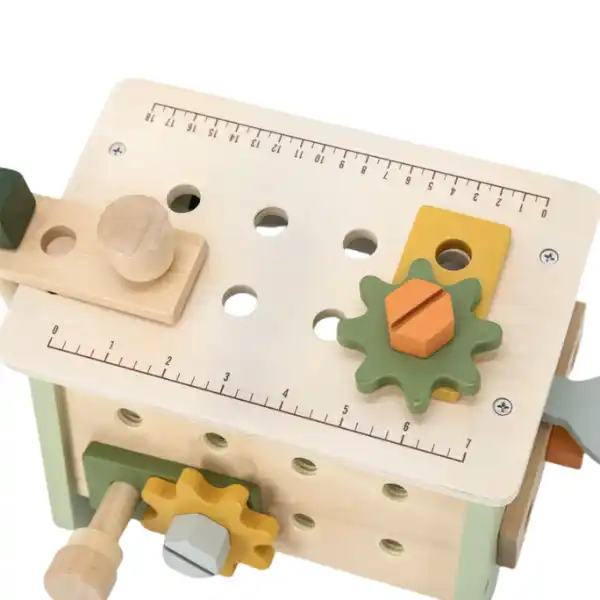 Деревянный верстак с инструментами