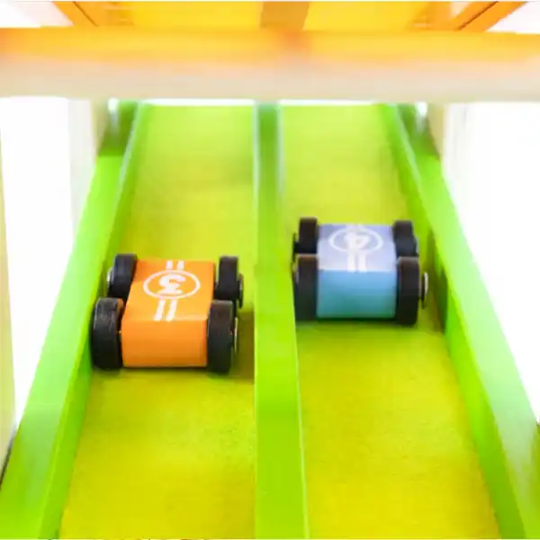 Гоночная трасса с двойной рампой и машинками