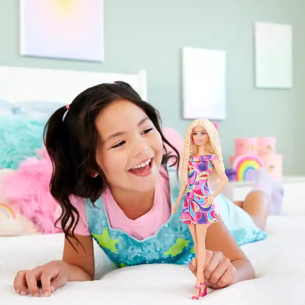 Кукла Barbie "Модница в яркое платье с привлекающим внимание принтом"