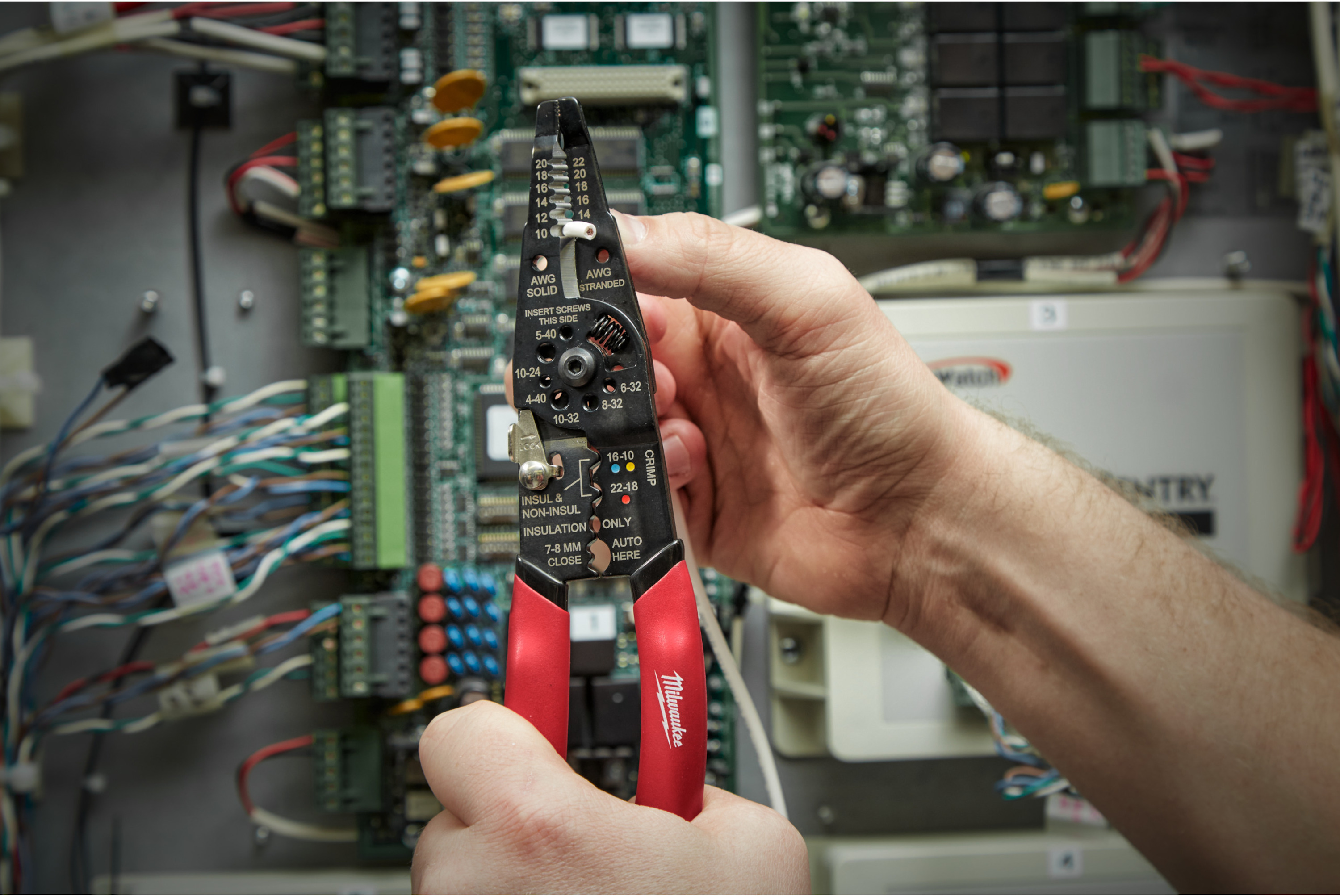 Клещи для зачистки проводов MILWAUKEE 4932493816