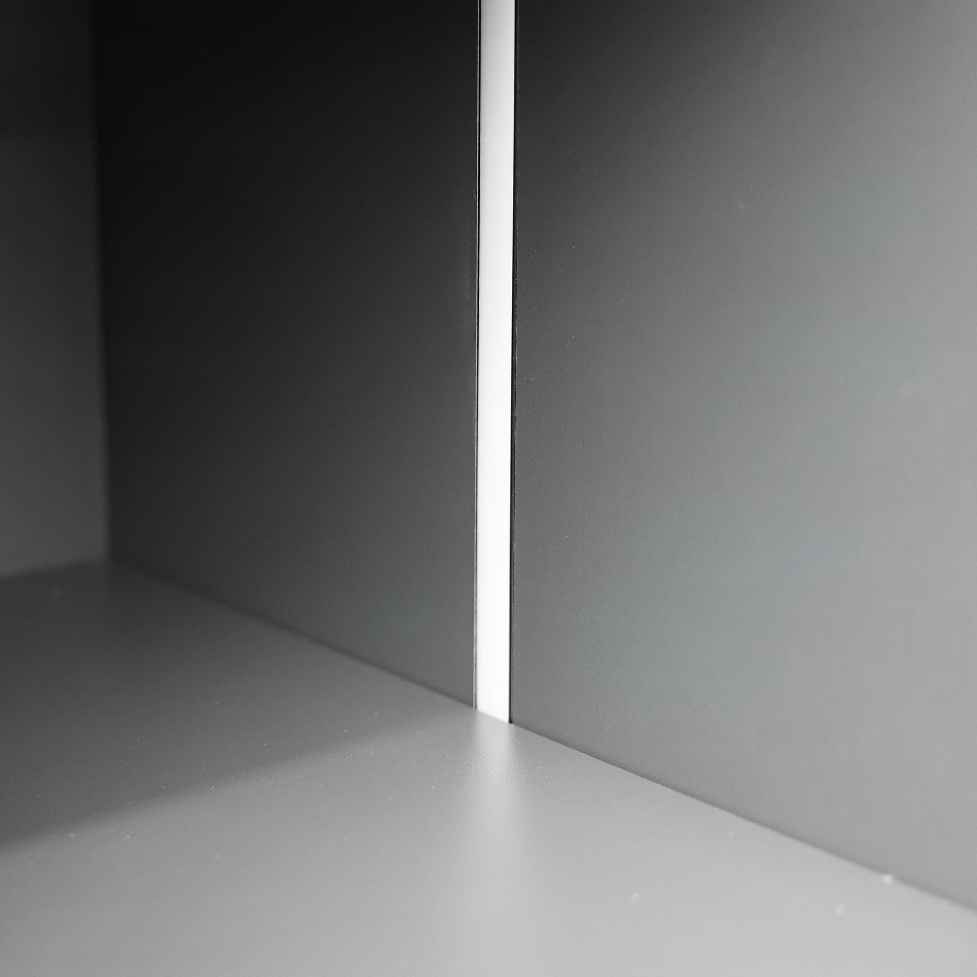 Dulap cu rame de aluminiu și iluminare LED