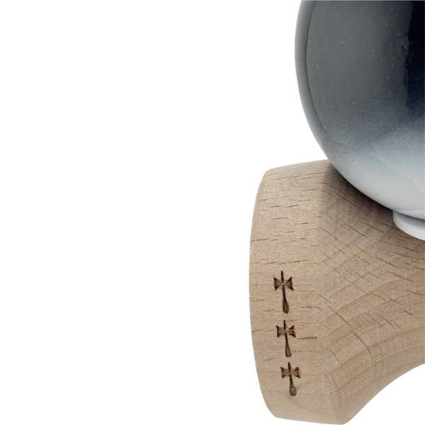 «Kendama Super Sticky X Original», rulment metalic, ața 62/65 cm, King size 7.5 x 6 x 18 cm, „Yin-Yang, finisaj lucios”