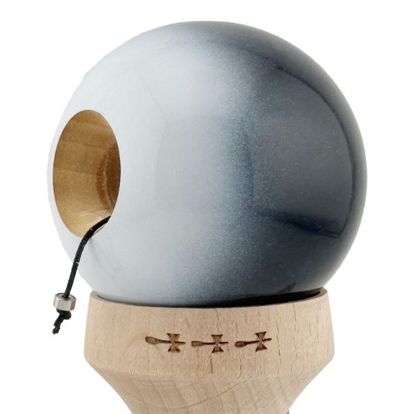 «Kendama Super Sticky X Original», rulment metalic, ața 62/65 cm, King size 7.5 x 6 x 18 cm, „Yin-Yang, finisaj lucios”