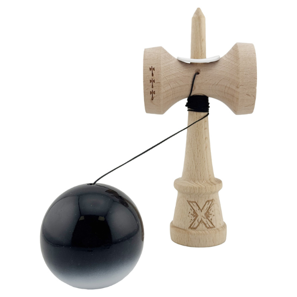 «Kendama Super Sticky X Original», rulment metalic, ața 62/65 cm, King size 7.5 x 6 x 18 cm, „Yin-Yang, finisaj lucios”