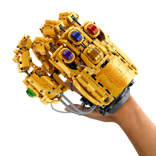 Set de construcție iM Master Mechanical Master „Mănușa lui Thanos”, 1329 piese