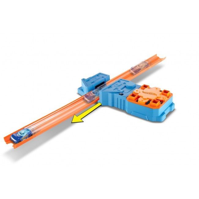 Hot Wheels Моторизированный ускоритель с машинкой