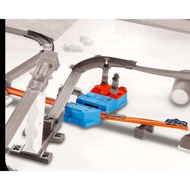 Hot Wheels Моторизированный ускоритель с машинкой