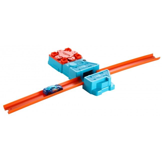 Hot Wheels Моторизированный ускоритель с машинкой