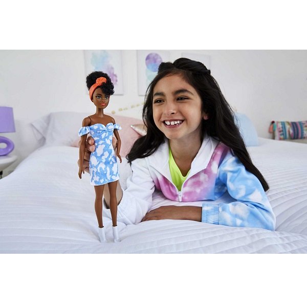 Păpușa Barbie "Fashionista" în rochie albastră