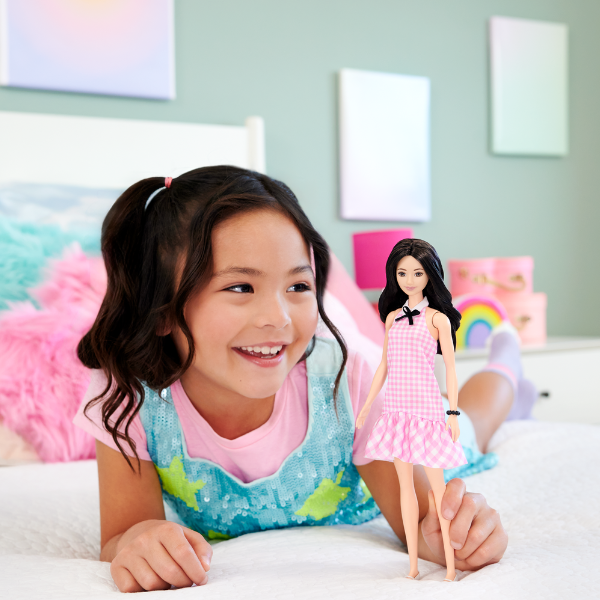 Кукла Barbie "Модница в розовое платье в клетку с милыми рюшами и бантиком на воротнике"
