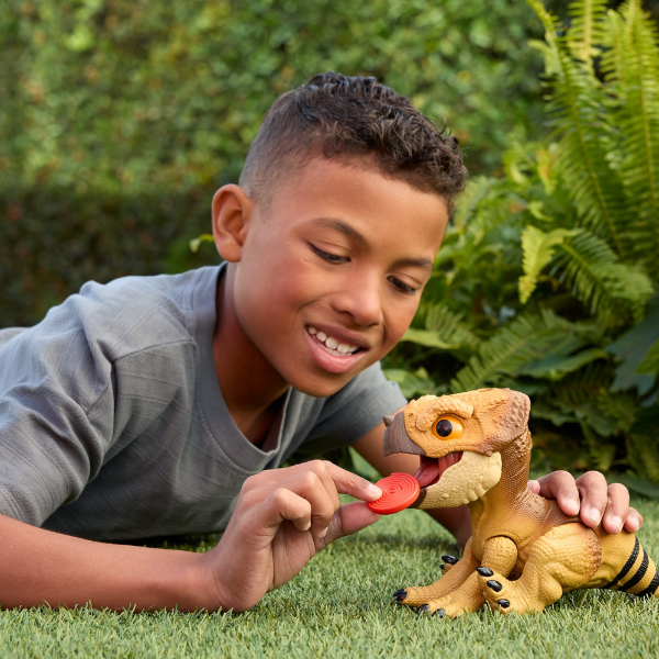 Figurină interactivă de dinozaur "Jurassic World: Aquilops Dolores"