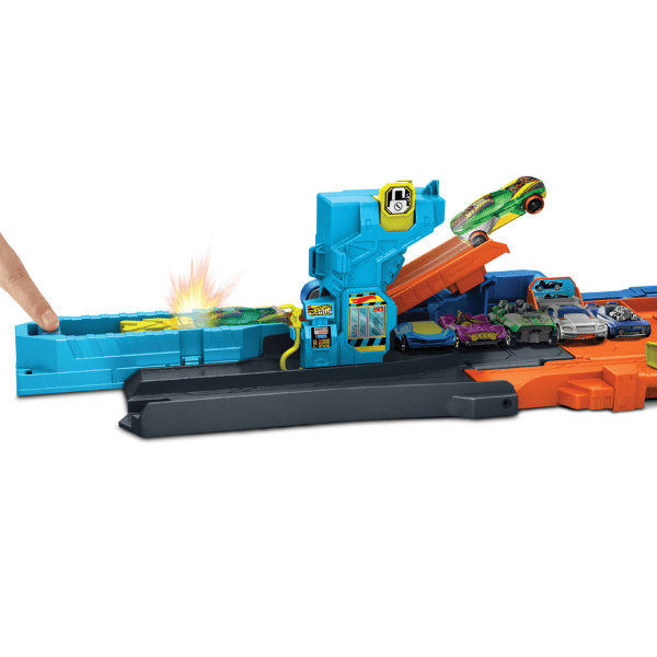 Игровой набор Hot Wheels "Трансформирующийся гараж с трюками и трассой"