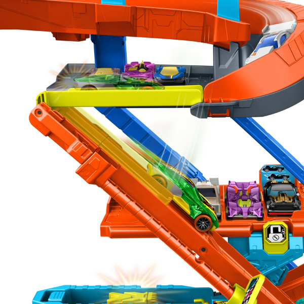 Игровой набор Hot Wheels "Трансформирующийся гараж с трюками и трассой"