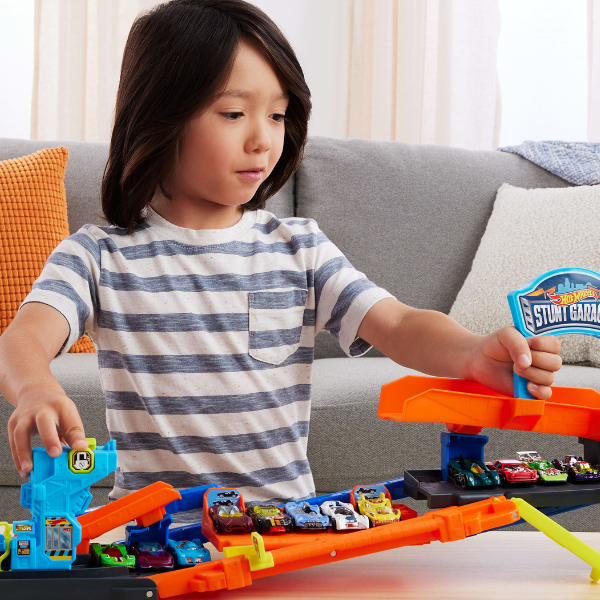Игровой набор Hot Wheels "Трансформирующийся гараж с трюками и трассой"