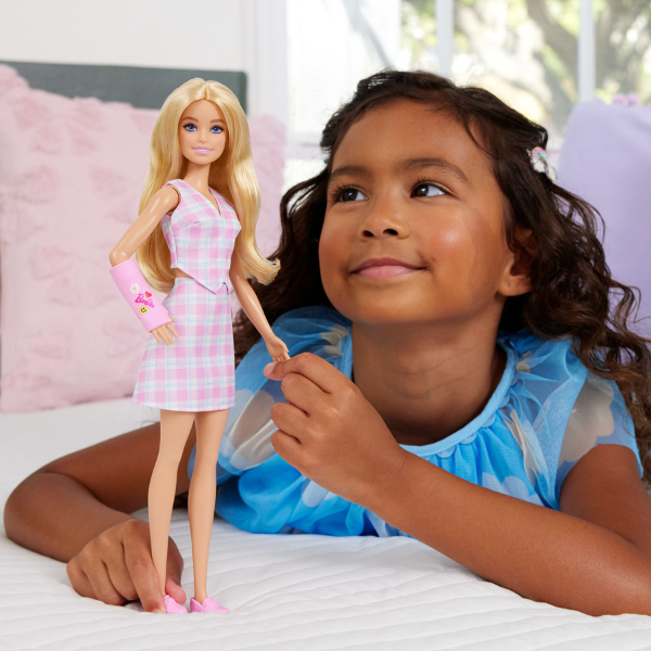 Кукла Barbie "Модница с розовым гипсом на руке"