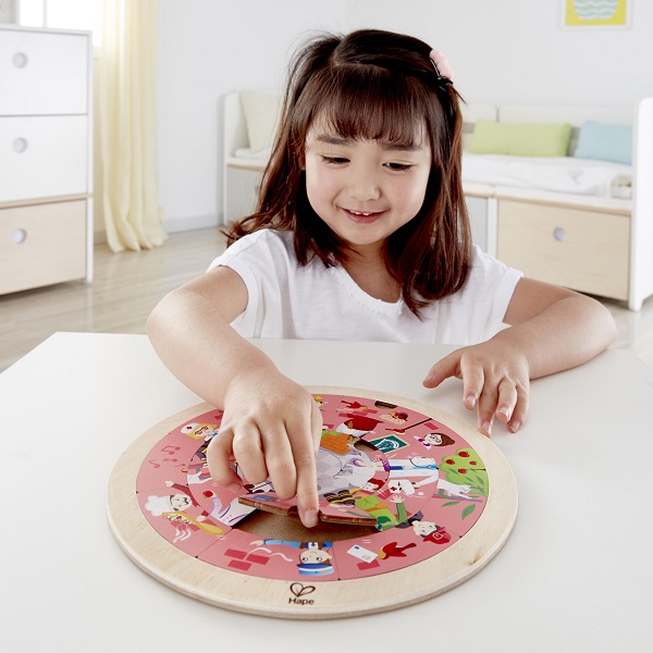 Puzzle rotund cu doua fete și meserii