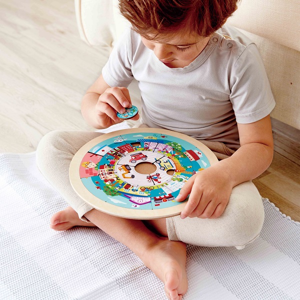 Puzzle rotund cu doua fete și meserii