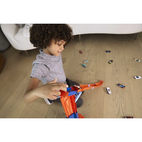 Hot Wheels Игровой набор Грузовик-автотрек “Десантирование с воздуха”