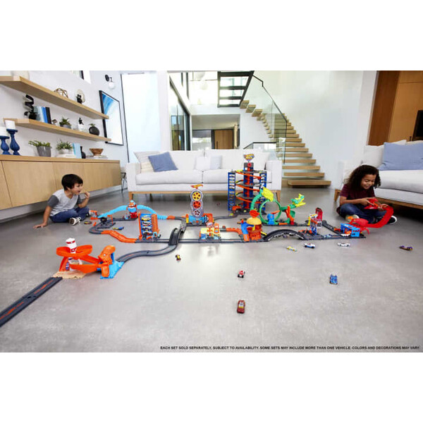 Hot Wheels Set de joc „Pistă urbană”, 10 elemente
