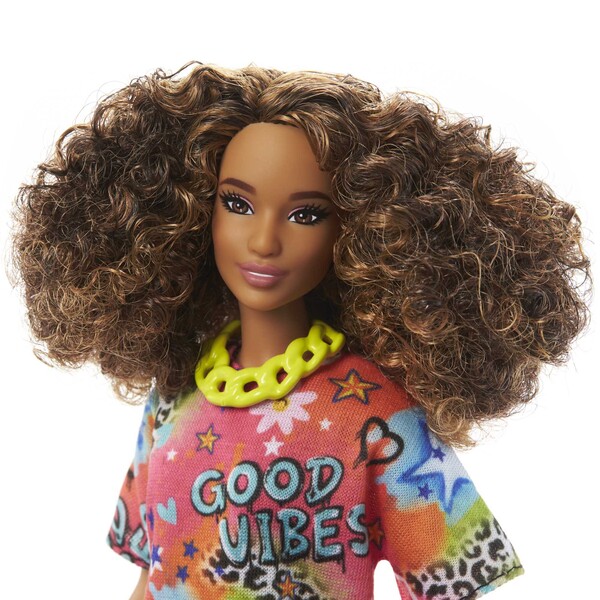 Кукла Barbie “Модница брюнетка в платье с граффити”