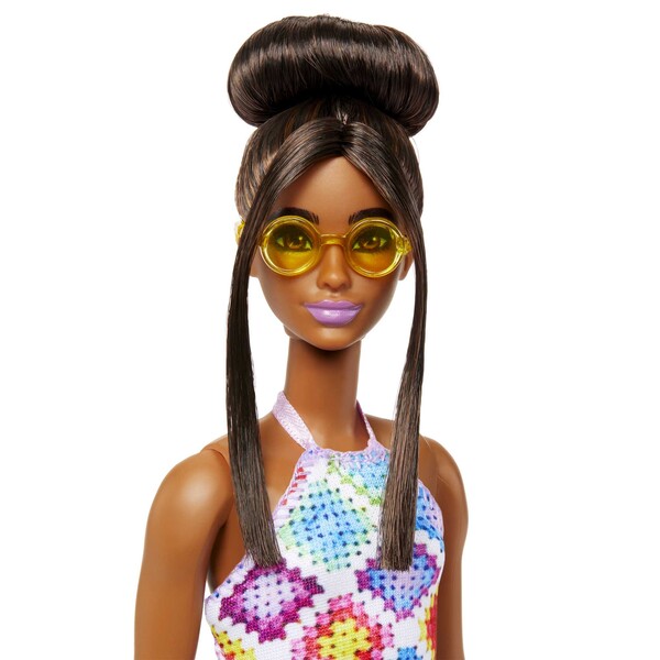 Papușa Barbie "Fashionista cu părul castaniu"