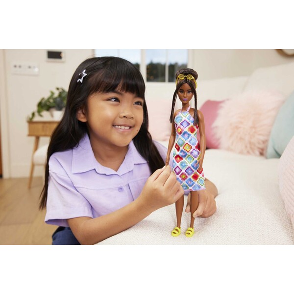 Papușa Barbie "Fashionista cu părul castaniu"