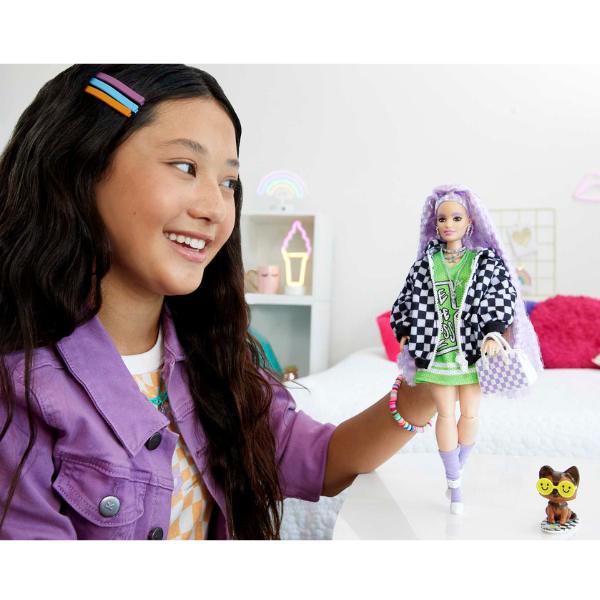 Set Barbie Extra „Barbie cu păr ondulat în culori de lavandă”