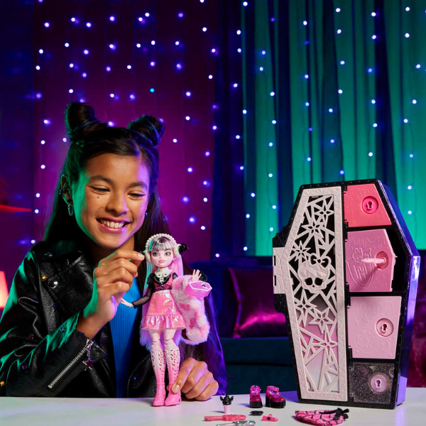 Set de joc Monster High “Draculaura și Secrete din șifonier”, cu accesorii