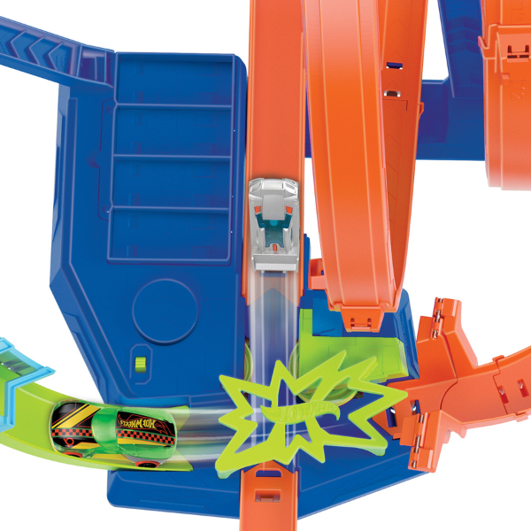 Hot Wheels трек “Гигантская петля с безумными столкновениями”