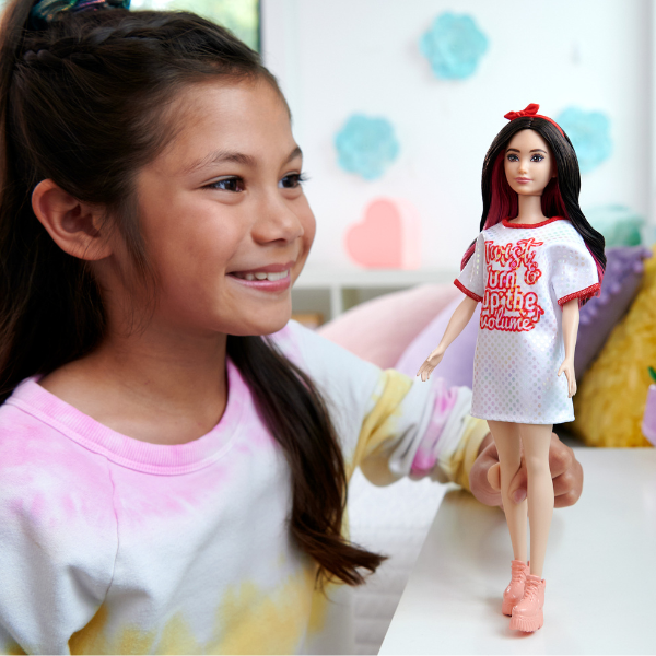 Papușa Barbie „Fashionista cu păr negru ondulat cu rochie Twist ‘n’ Turn”