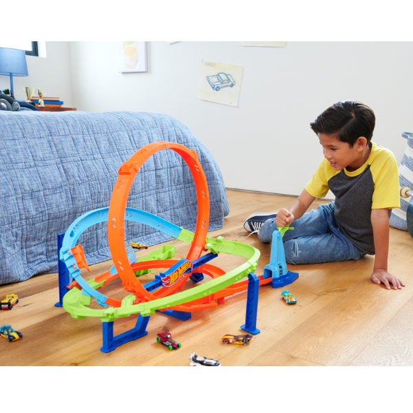 Hot Wheels Set de joc "Ciclon cu circuite" cu mecanism de lansare