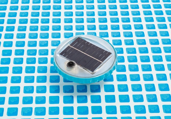 Lumină plutitoare LED alimentată cu energie solară