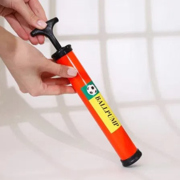 Pompă de mână cu duză pentru mingi