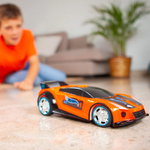 Mașina Hot Wheels „Spark Racer Quick N’Sik”