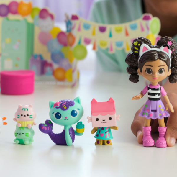 Set de figurine: Cadou aniversar Brioșel, seria „Gabby’s Dollhouse”