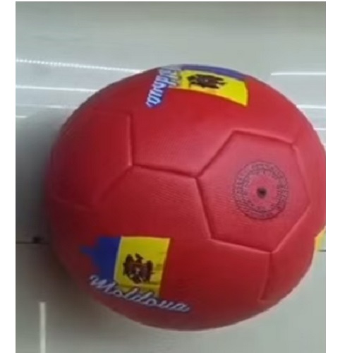 Красный футбольный мяч