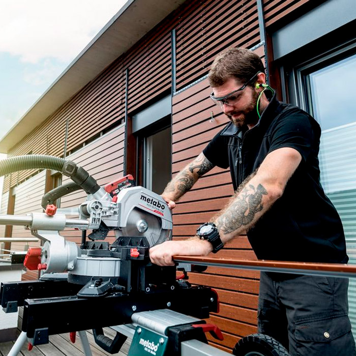 Аккумуляторная торцовочная пила Metabo KGS 18LTXBL216
