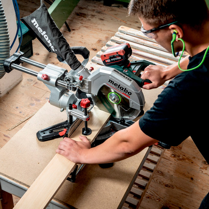 Аккумуляторная торцовочная пила Metabo KGS18LTXBL254