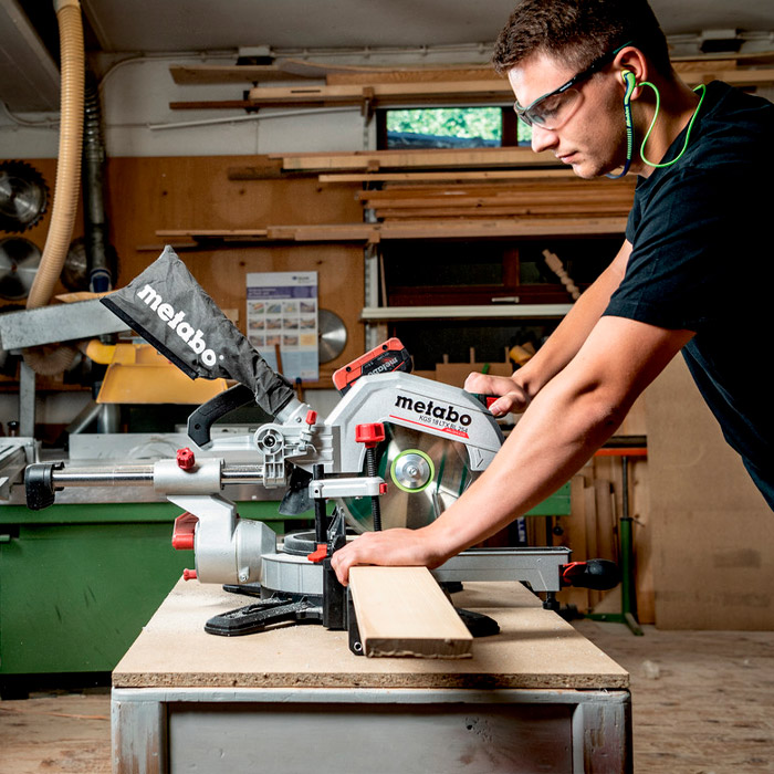 Аккумуляторная торцовочная пила Metabo KGS18LTXBL254
