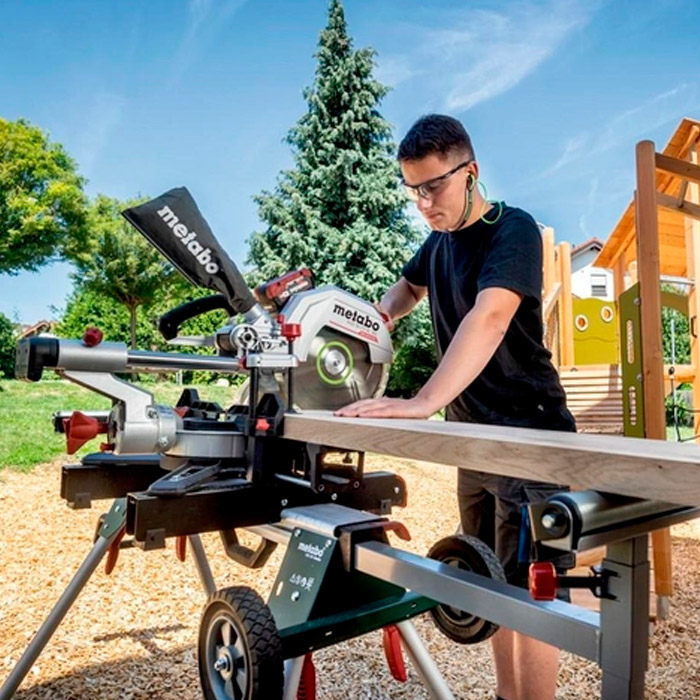Аккумуляторная торцовочная пила Metabo KGS18LTXBL305