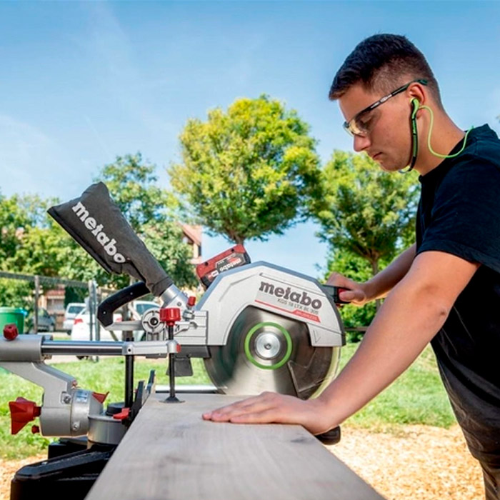 Аккумуляторная торцовочная пила Metabo KGS18LTXBL305