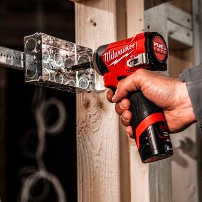 Masina de insurubat cu impact cu acumulatori Milwaukee M12 FID2-202X