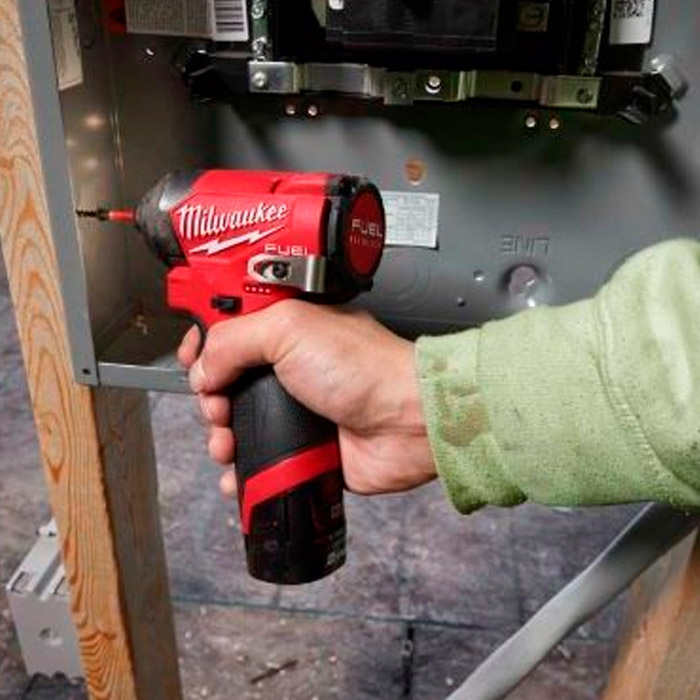 Masina de insurubat cu impact cu acumulatori Milwaukee M12 FID2-202X