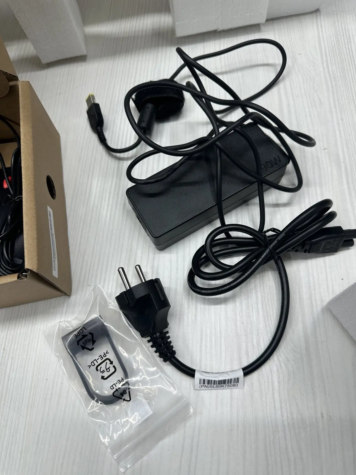 Computer All-in-One Lenovo V50a 24IMB, 23,8", Intel Core i3-10100T, 8GB/256GB, Fără SO, Negru