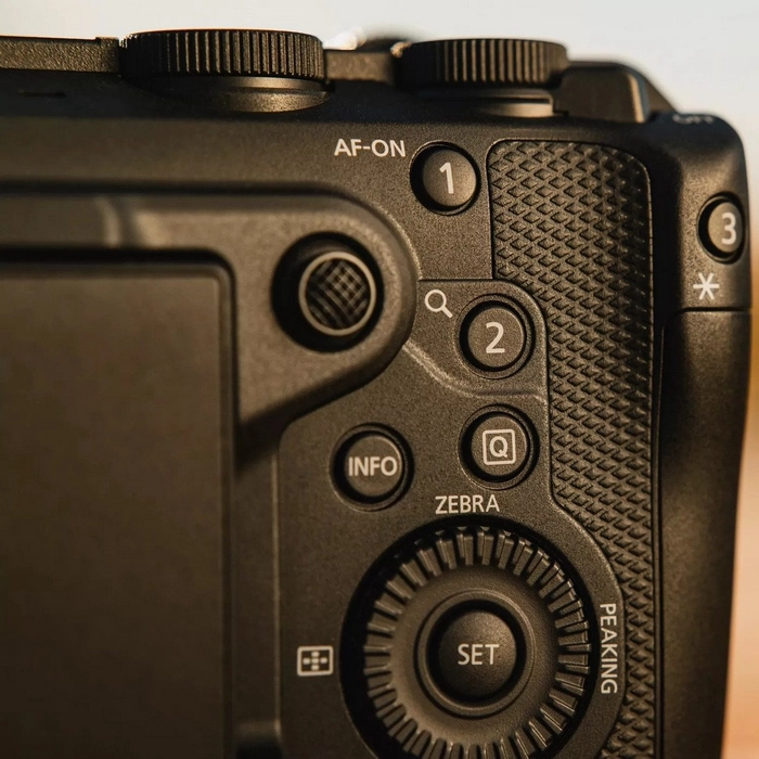 Aparat Foto Mirrorless Canon EOS R6 V Body
CMOS (35.9 x 23.9 mm) | Dual Pixel CMOS AF