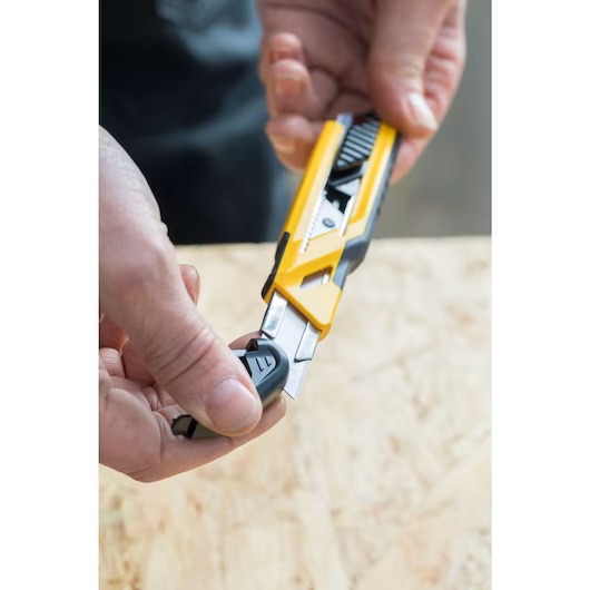 Cuțit cu lamă segmentat 18mm STHT10266-0 Stanley