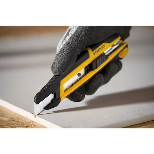 Cuțit cu lamă segmentată 18mm Stanley STHT10500-0