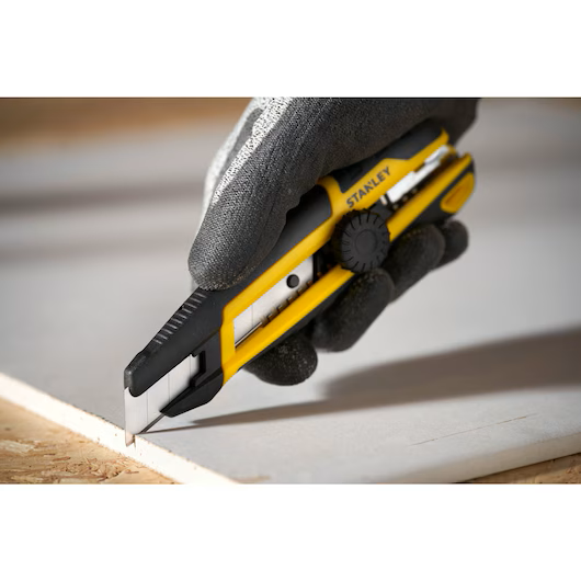 Cuțit cu lamă segmentată 18mm Stanley STHT10500-0